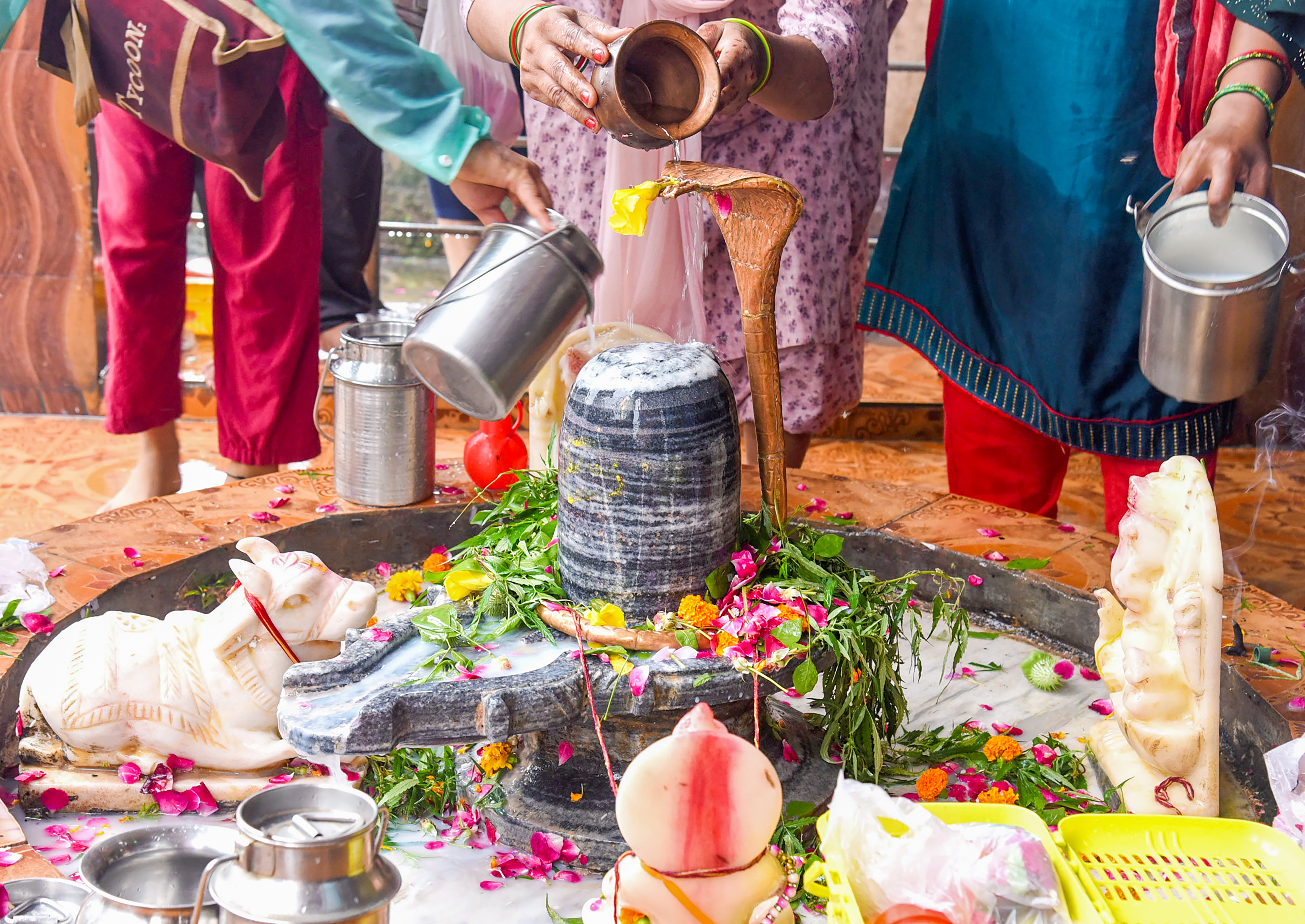 पवित्र श्रावण मास की हुई शुरुआत, सीएम योगी और रेखा गुप्ता समेत कई राज्यों के मुख्यमंत्रियों ने दी शुभकामनाएं
