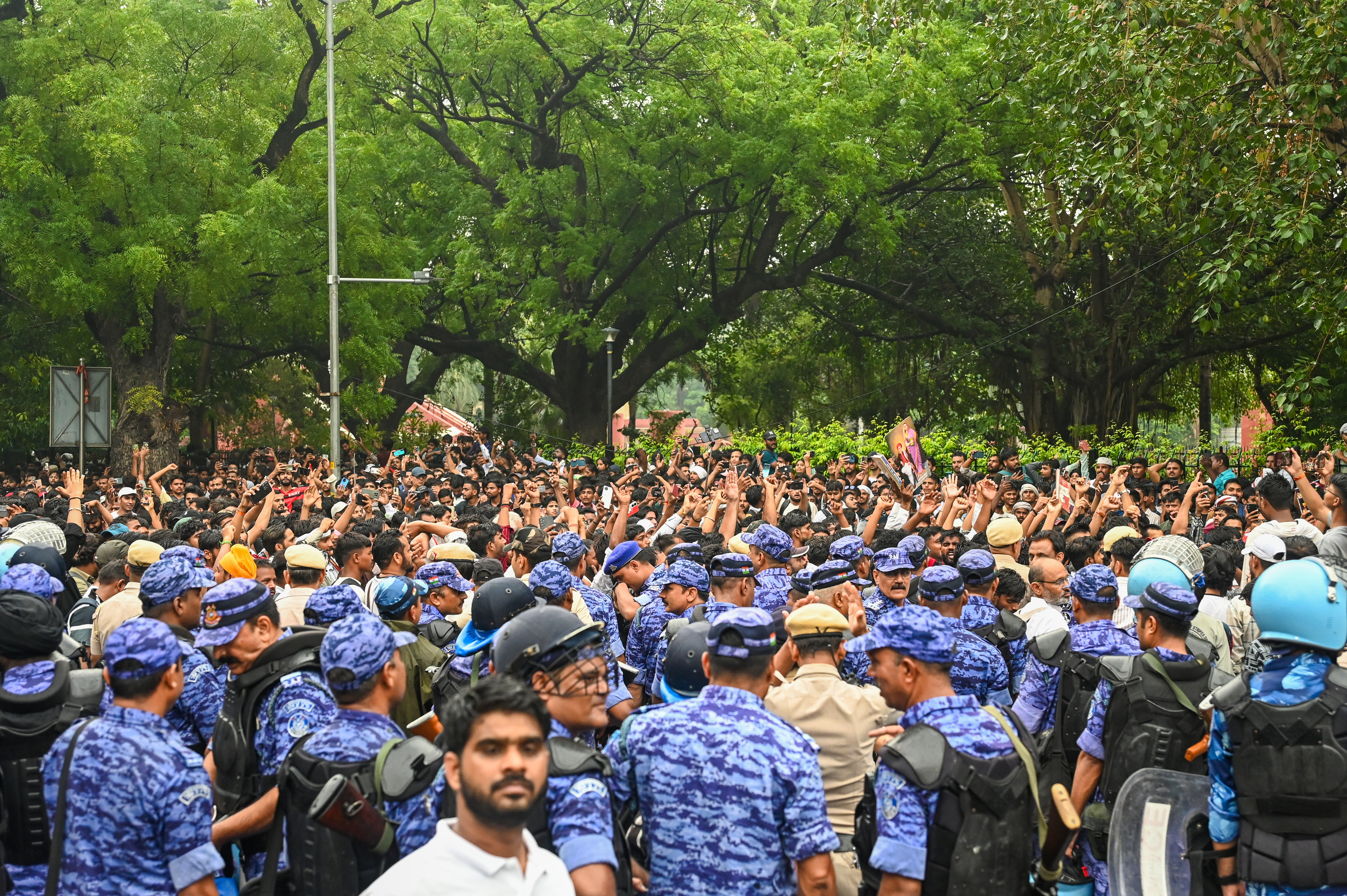 सीजेपी प्रोटेस्ट में घायल एसीपी विवेक भगत का मेडिकल बुलेटिन जारी, शरीर पर कई चोटों की पुष्टि