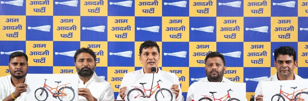 दिल्ली में छात्राओं को बांटी गई साइकिलों पर सियासत तेज, 'आप' ने 90 करोड़ रुपए के घोटाले का लगाया आरोप