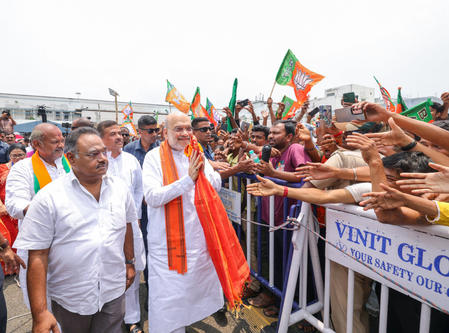 पश्चिम बंगाल : अमित शाह पहुंचे कोलकाता, दक्षिणेश्वर काली मंदिर में की पूजा, नए सीएम के नाम की होगी घोषणा