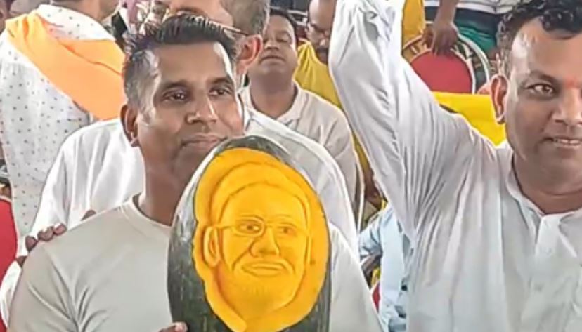 नदिया में मोदी-मोदी की गूंज, रैली में पेंटिंग्स और फोटो लेकर पहुंचे प्रशंसक 