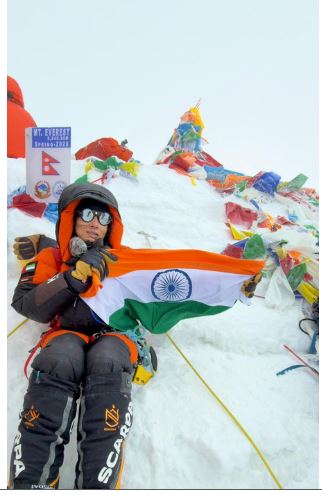 दुबई बेस्ड भारतीय बैंकर श्रद्धा गुप्ता ने विश्व की सबसे ऊंची चोटी माउंट एवरेस्ट पर चढ़ाई की