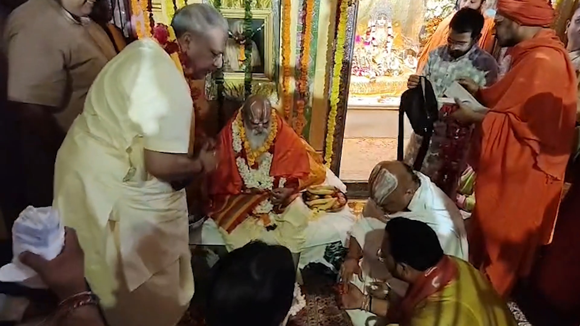 रामनगरी अयोध्या में गुरु पूर्णिमा की रौनक, संतों और श्रद्धालुओं ने किया गुरु पूजन