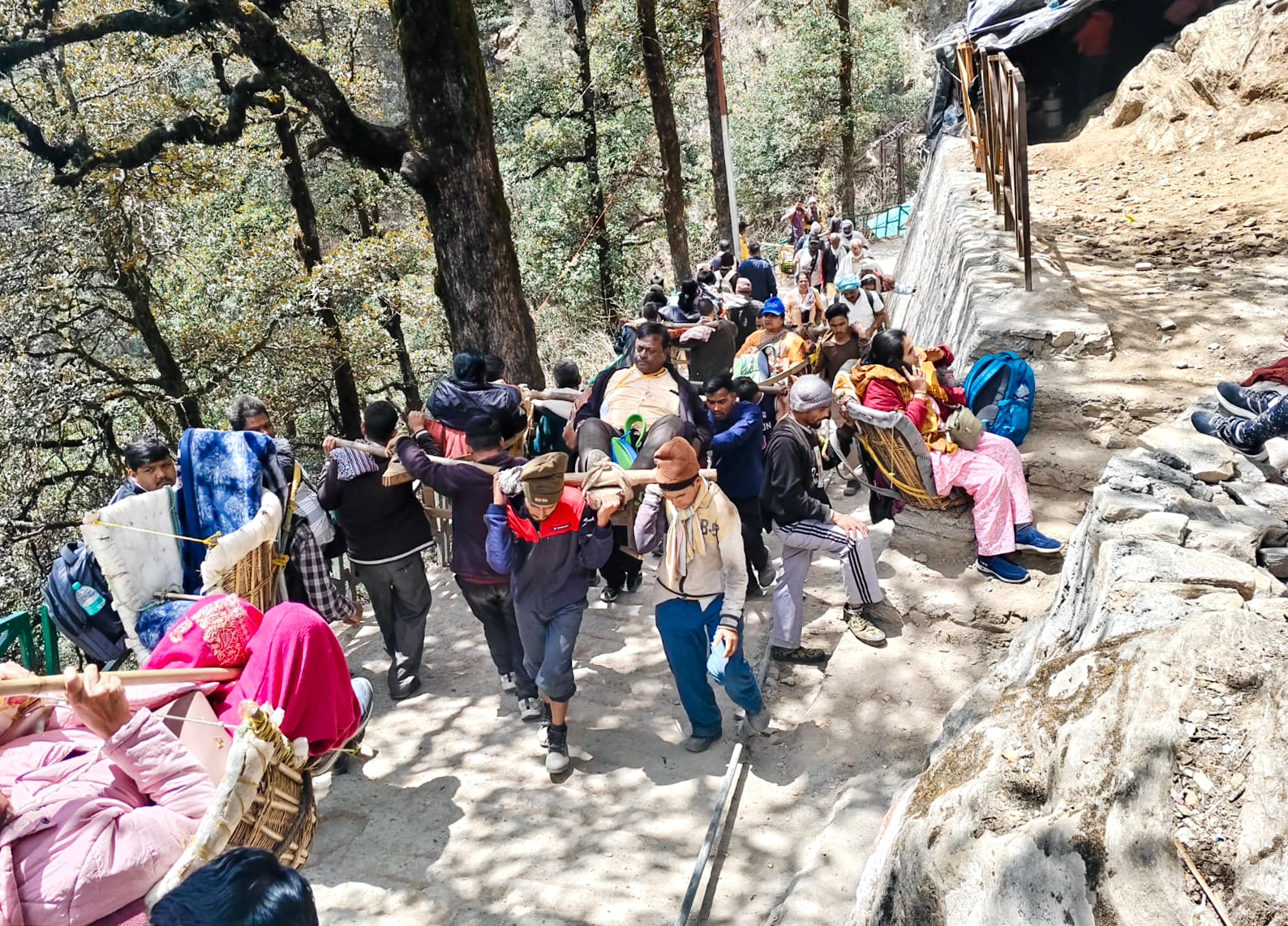 उत्तराखंड में 2 दिन स्थगन के बाद गुरुवार से फिर शुरू हुई चारधाम यात्रा