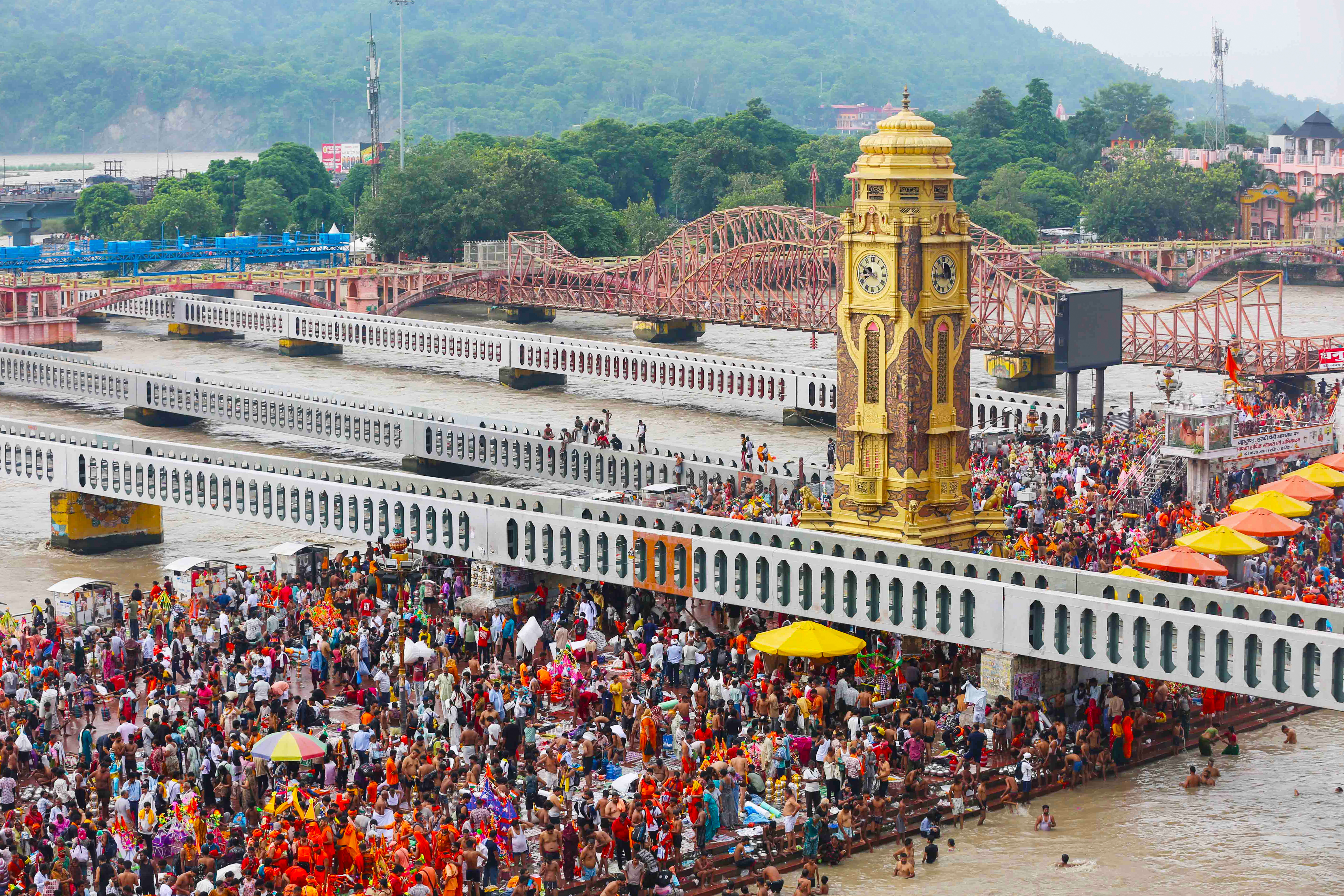सावन के पवित्र महीने का स्वागत करने के लिए शिव मंदिरों में लगा भक्तों का तांता