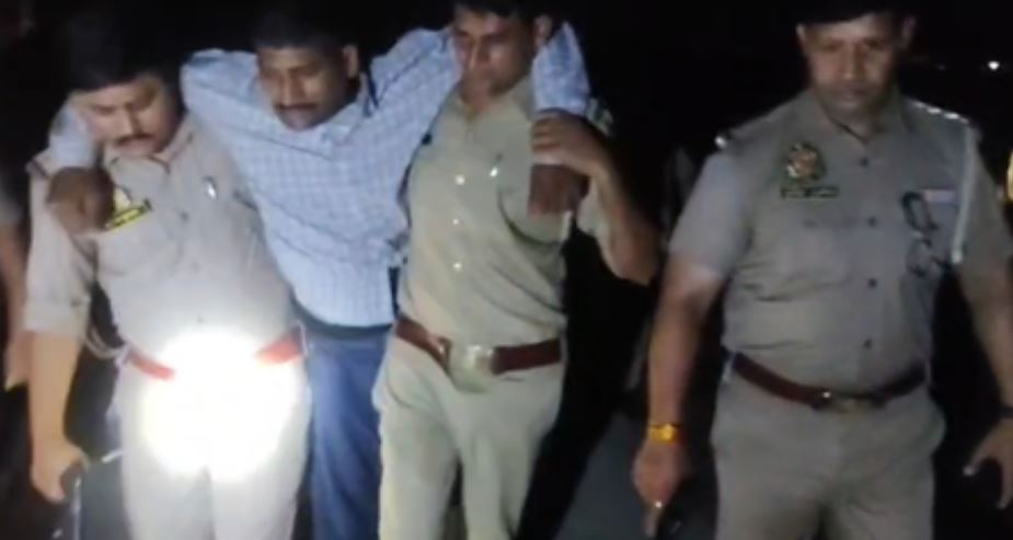 यूपी : बुलंदशहर में मंदिर चोरी का आरोपी हिमांशु गिरफ्तार, पुलिस मुठभेड़ में पैर में लगी गोली 