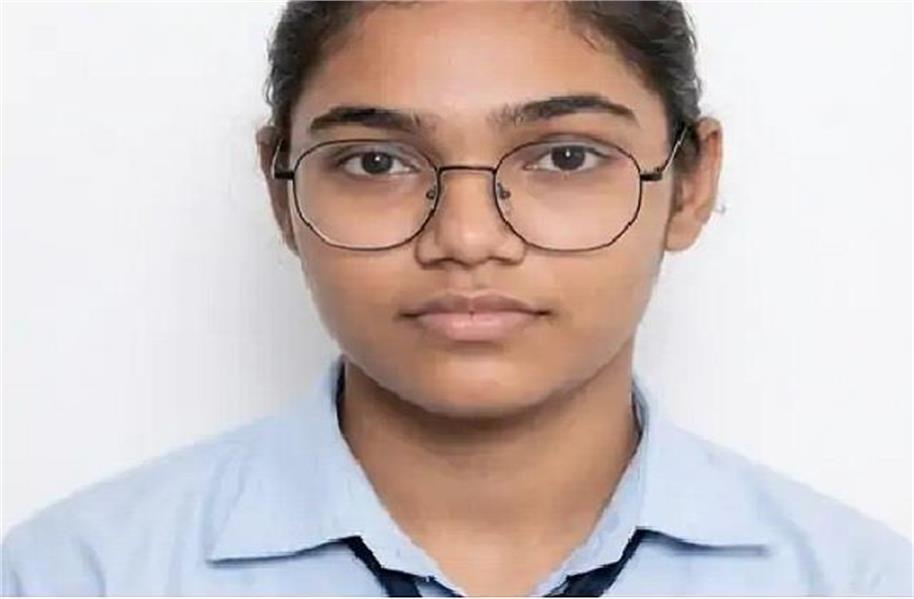 'पिता जिस स्कूल में क्लर्क, उसी में पढ़कर बेटी बनी स्टेट टॉपर'...बिना किसी बाहरी कोचिंग के हासिल किया मुकाम