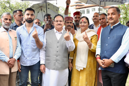 जेपी नड्डा ने अपने पैतृक गांव में डाला वोट, पंचायत चुनाव में जनता से की भागीदारी की अपील  