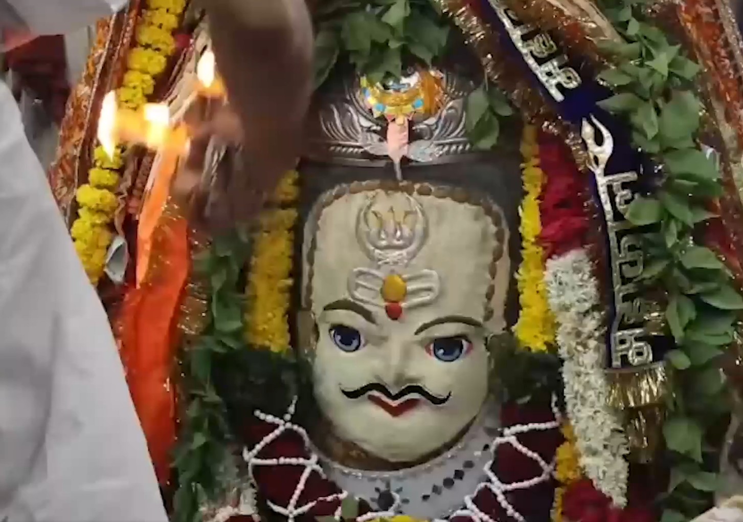 त्रिपुंड और चंद्रमा से सजे बाबा महाकाल, मावे और डॉयफ्रूट से किया गया भव्य शृंगार