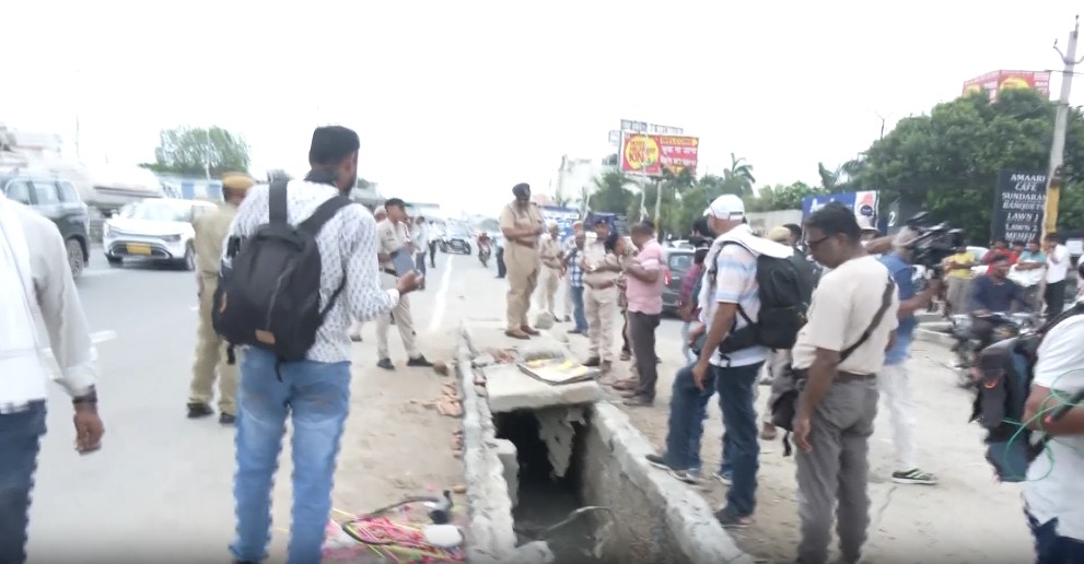 जयपुर बाईपास पर तेज रफ्तार ट्रॉली ने एक परिवार को कुचला, तीन बच्चों की मौत