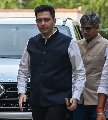 मुंबई में राघव चड्ढा के घर के बाहर 'आप' कार्यकर्ताओं का प्रदर्शन, 8 नेताओं पर एफआईआर दर्ज