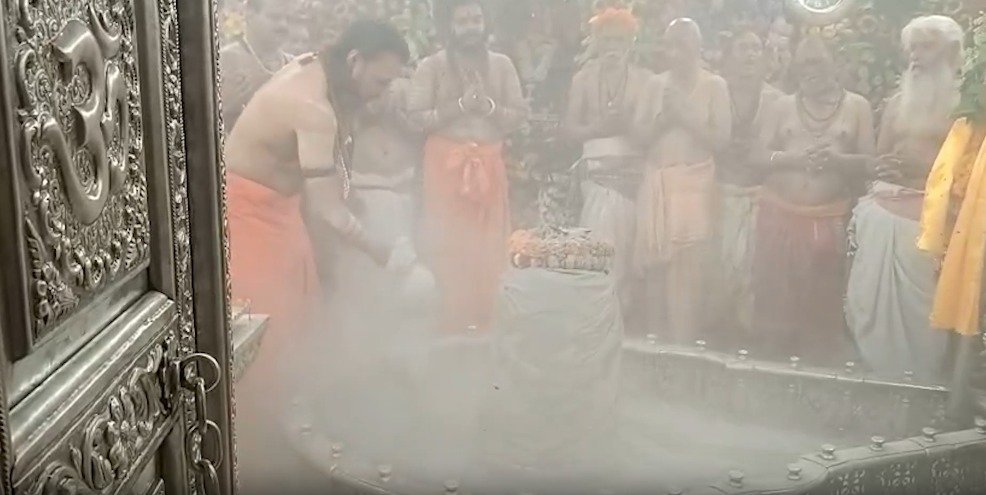 सावन के पहले सोमवार पर महाकाल मंदिर में उमड़ा भक्तों का जनसैलाब, 'जय महाकाल' जयघोष से गूंजा मंदिर