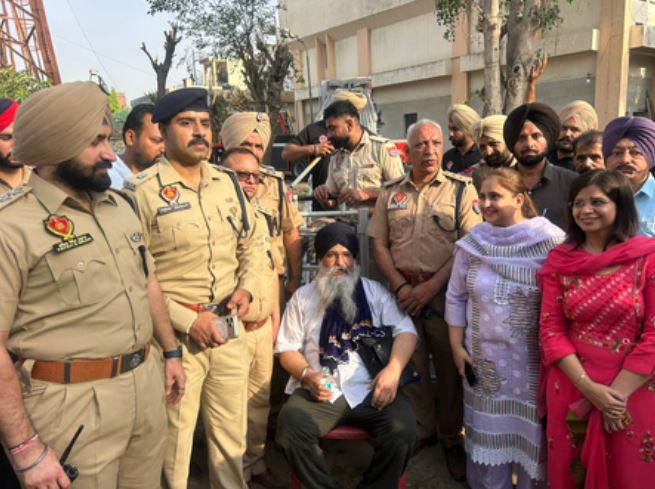18 महीने बाद टावर से उतरे गुरजीत सिंह खालसा, 'बेअदबी' कानून की मांग को लेकर कर रहे थे प्रदर्शन 
