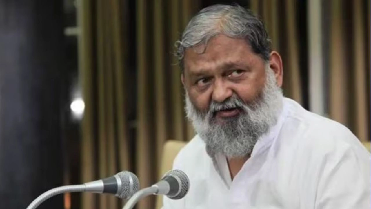 CM मान ने PM के दौरे पर कसा तंज तो भड़के विज, कहा, 'दिमागी इलाज कराएं'